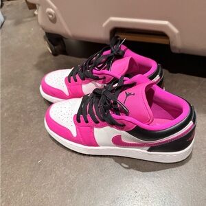 Nike Low Top Sneakers in Pink, White & Black size 5.5 Youth